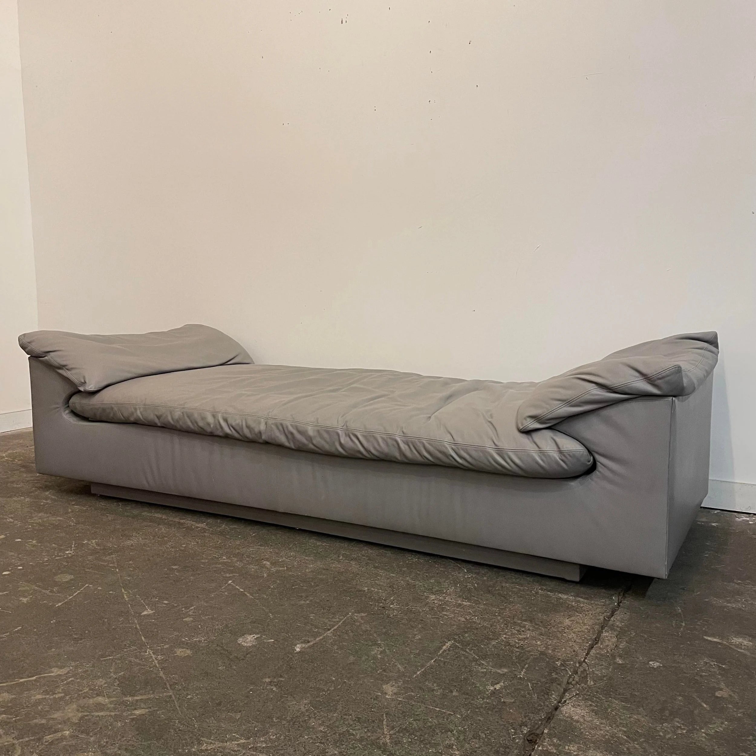 1980s Preview Furniture Grey Leather Daybed Attributed to Vladimir Kagan