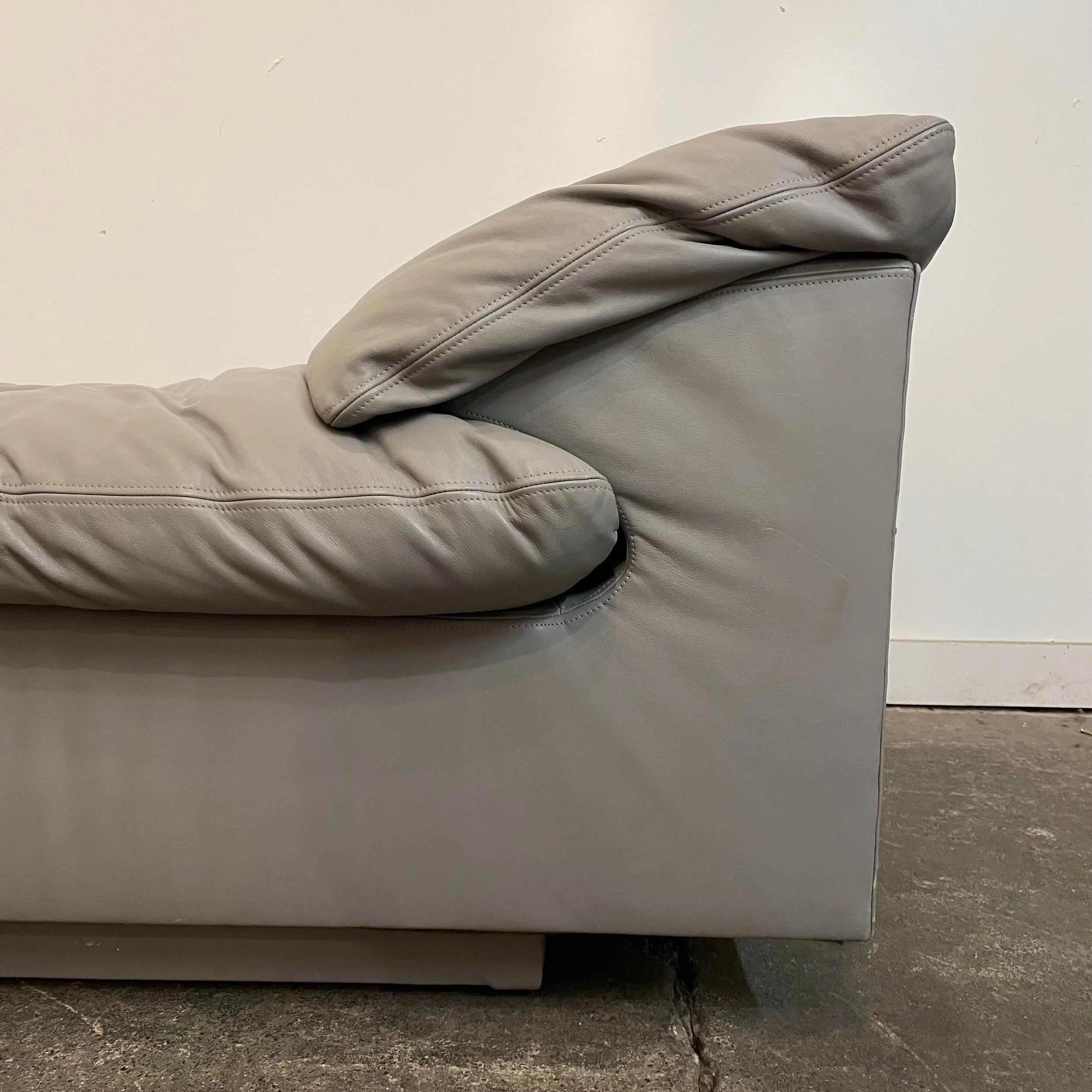 1980s Preview Furniture Grey Leather Daybed Attributed to Vladimir Kagan