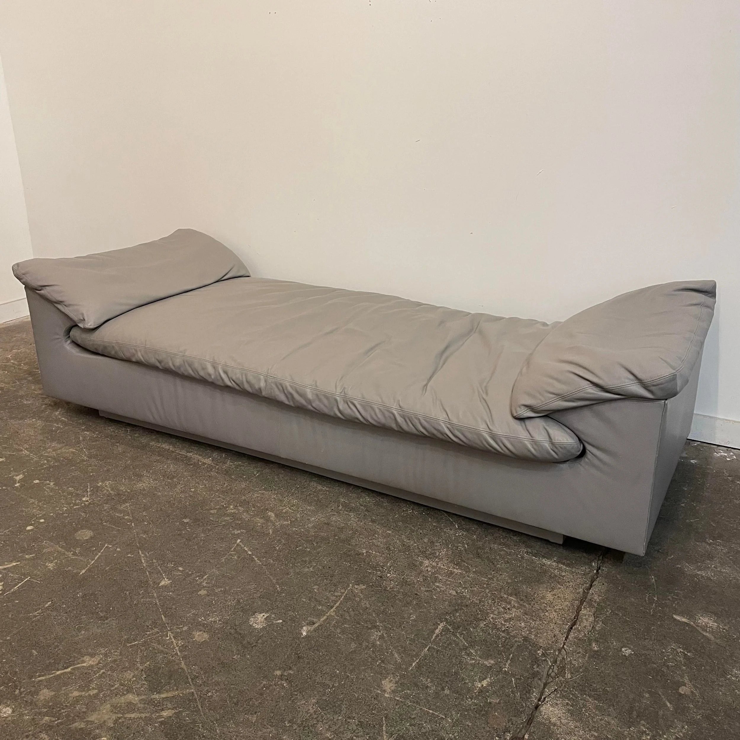 1980s Preview Furniture Grey Leather Daybed Attributed to Vladimir Kagan