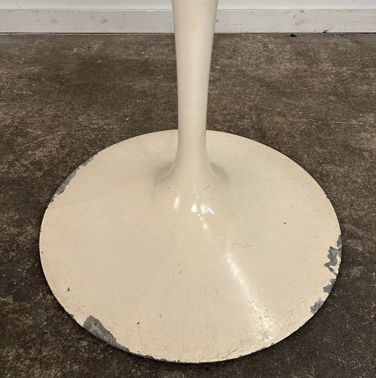 Mid Century Modern Eero Saarinen Knoll Tulip Dining Table