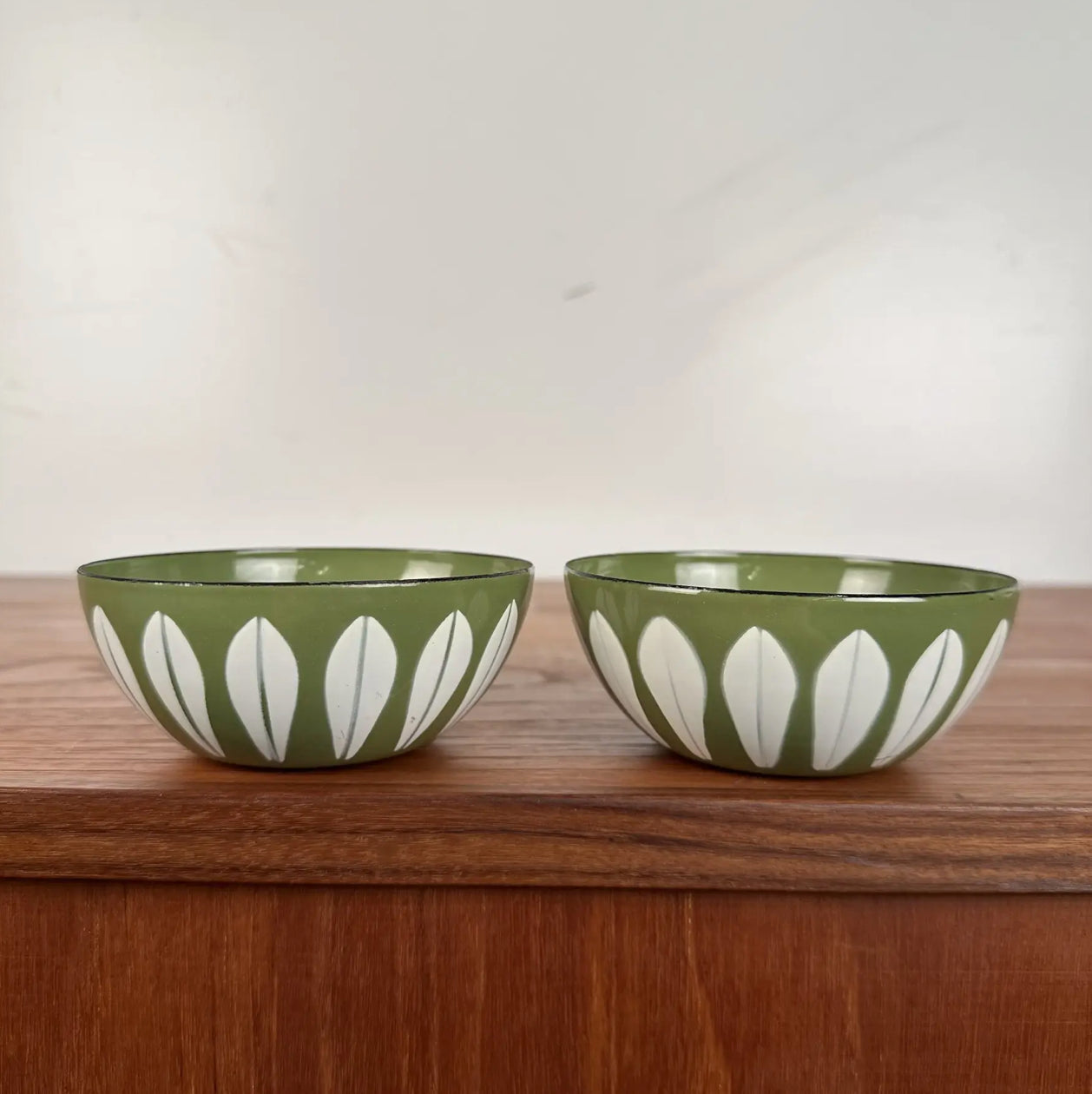 Pair of Cathrine Holm Bowl Avocado White Lotus Enamel Norway