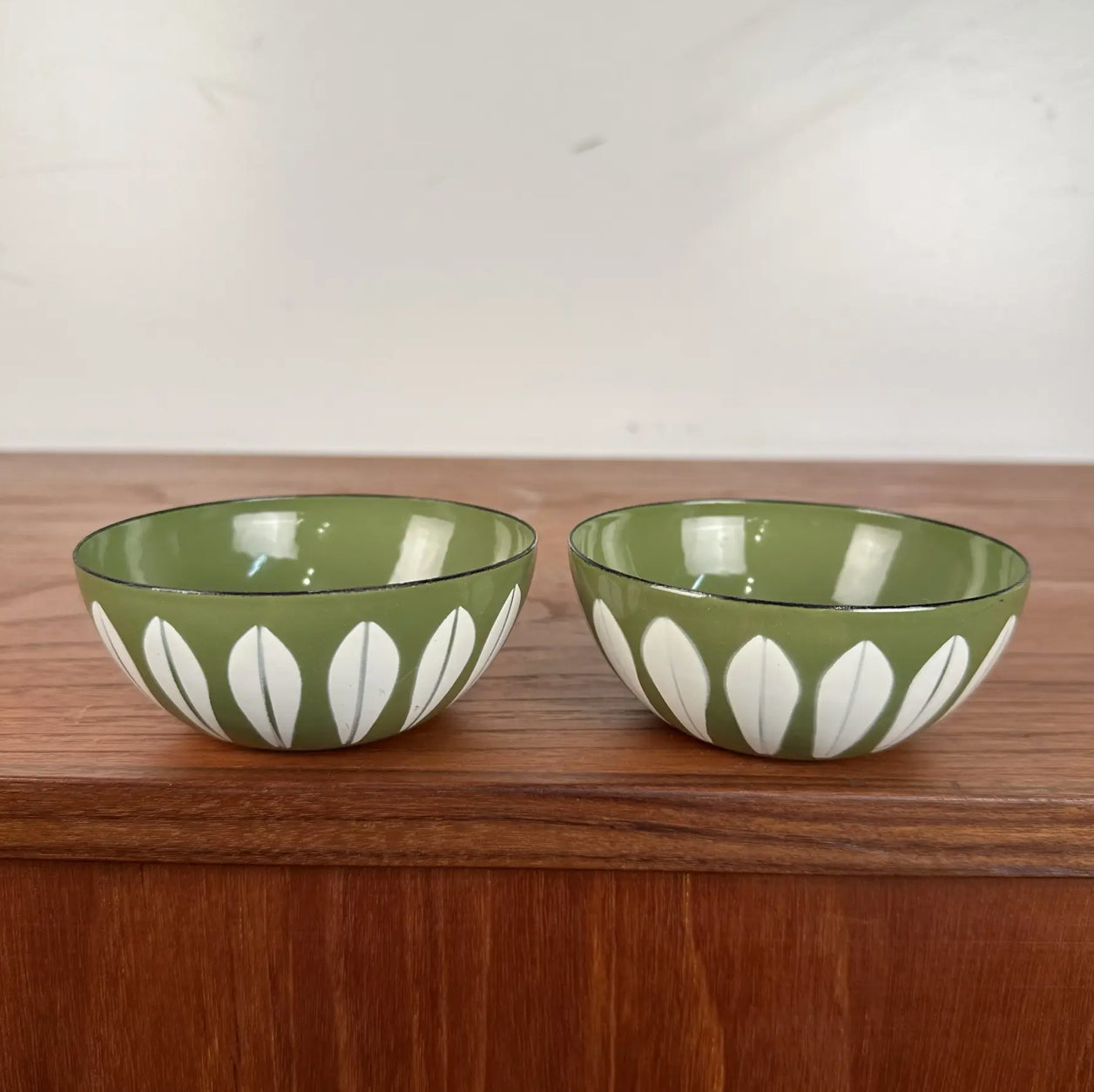 Pair of Cathrine Holm Bowl Avocado White Lotus Enamel Norway