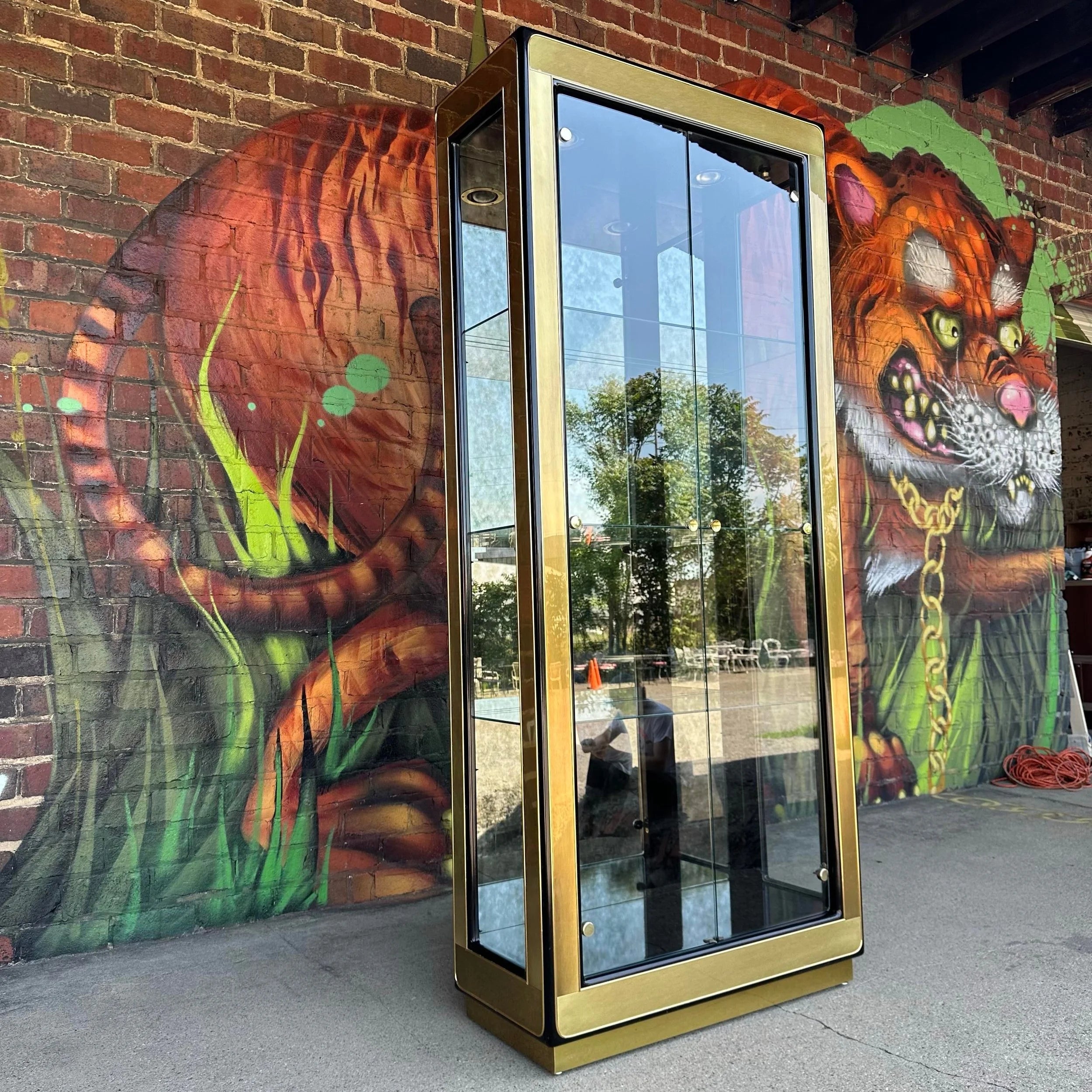 Mastercraft Burnished Brass and Glass Etagere Display Cabinet (2/2)