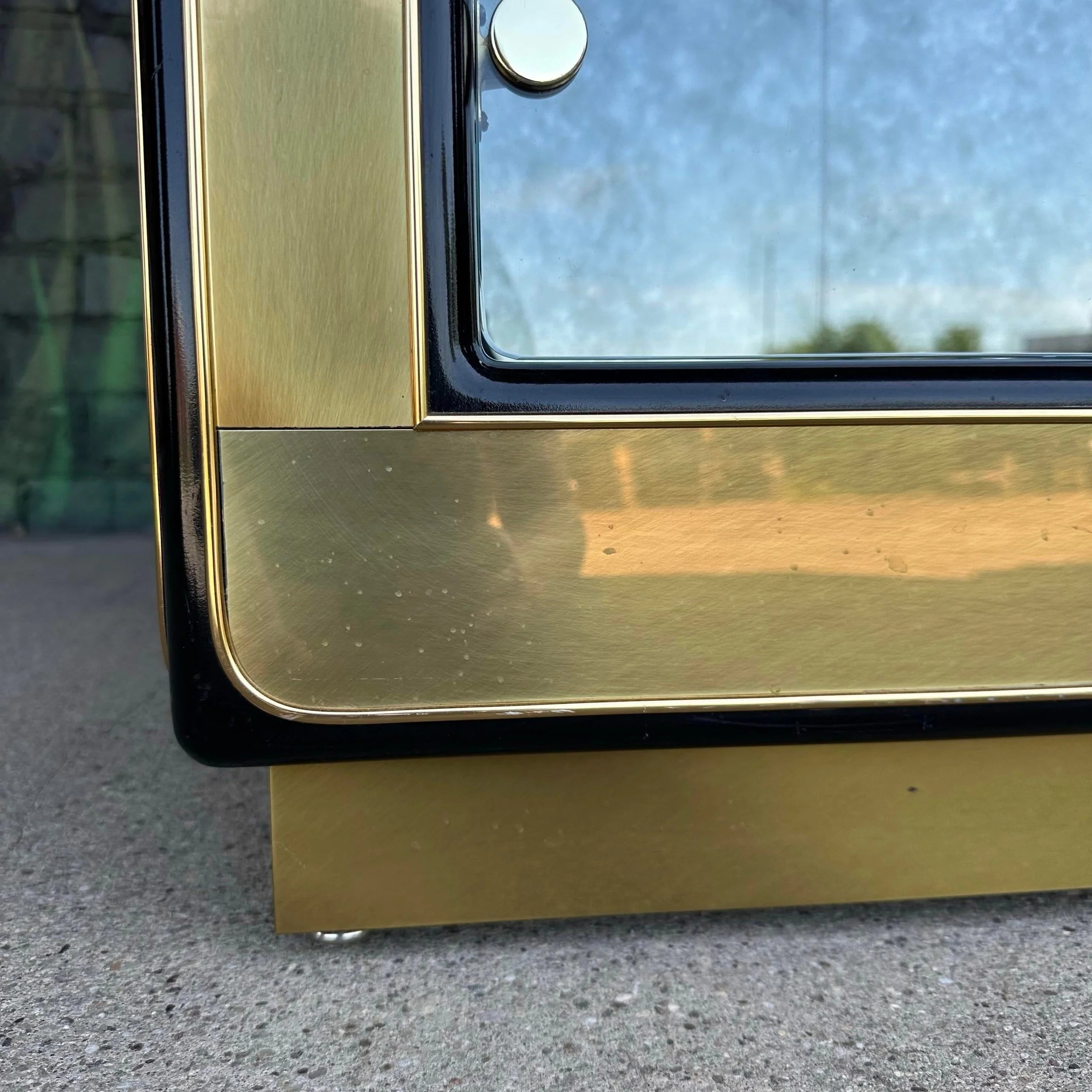 Mastercraft Burnished Brass and Glass Etagere Display Cabinet (2/2)