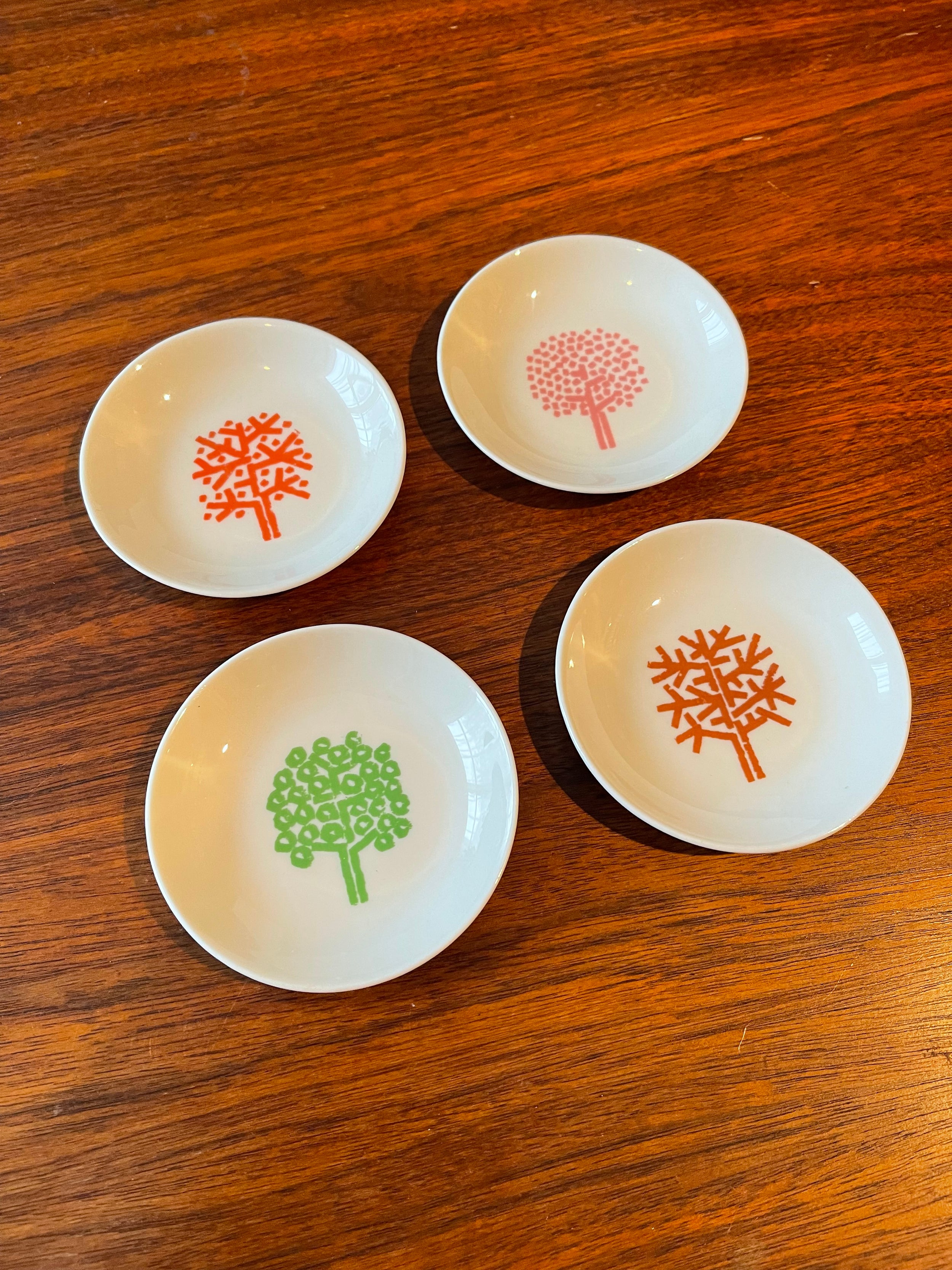 Set of 4 seasonal themed dishes