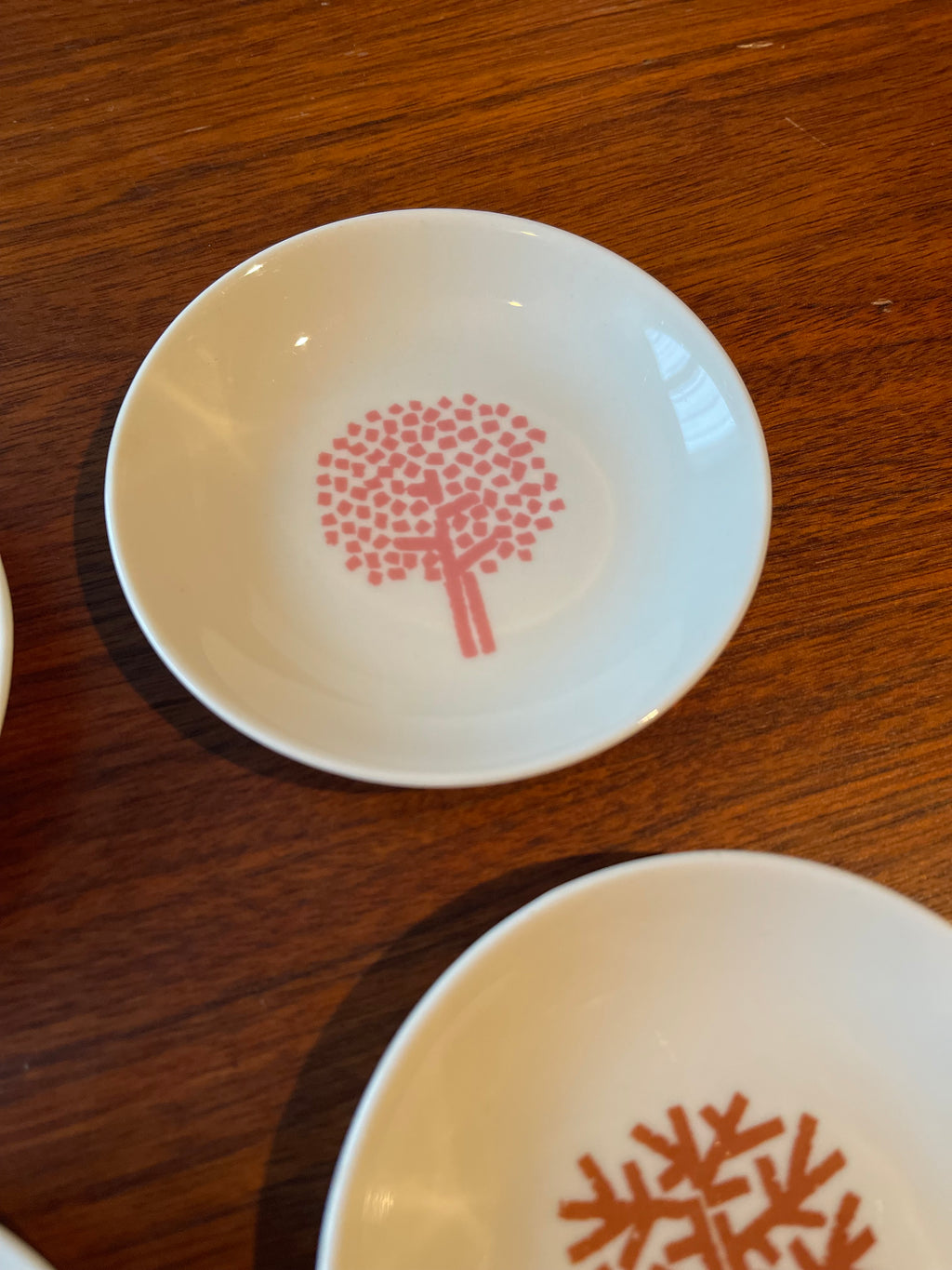 Set of 4 seasonal themed dishes