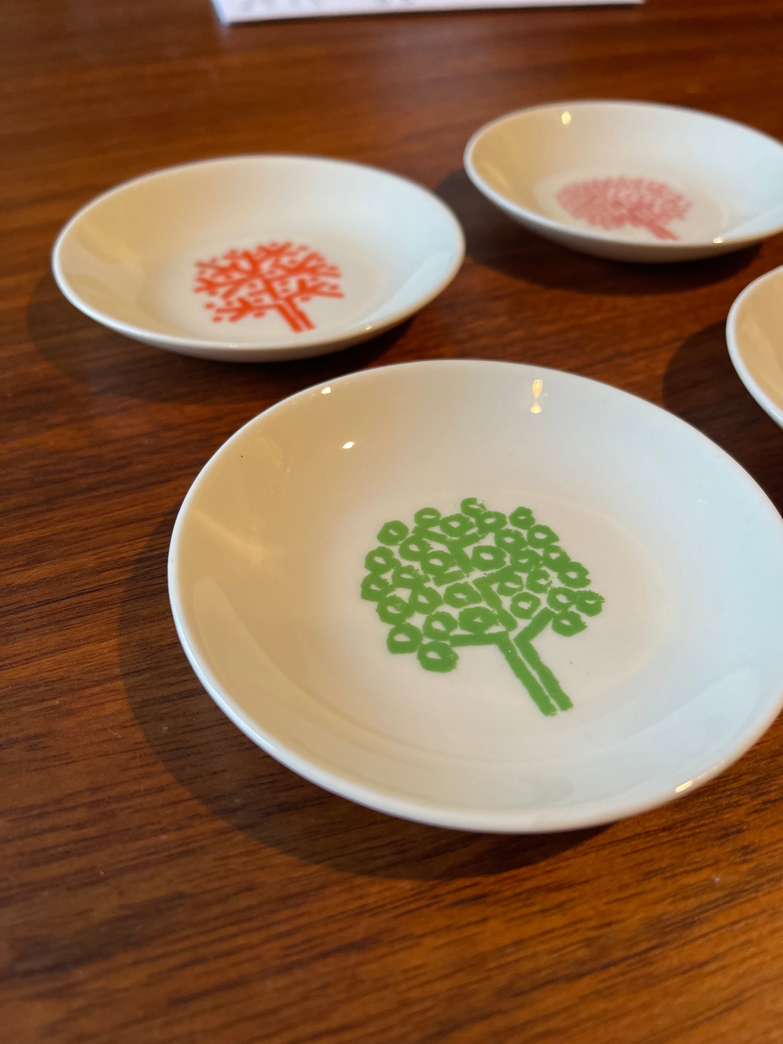 Set of 4 seasonal themed dishes