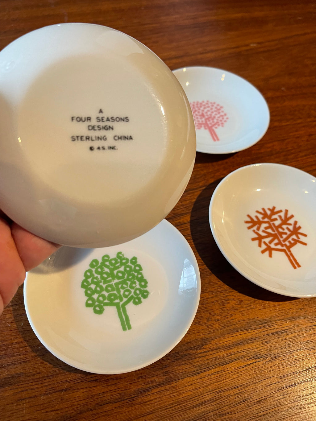 Set of 4 seasonal themed dishes