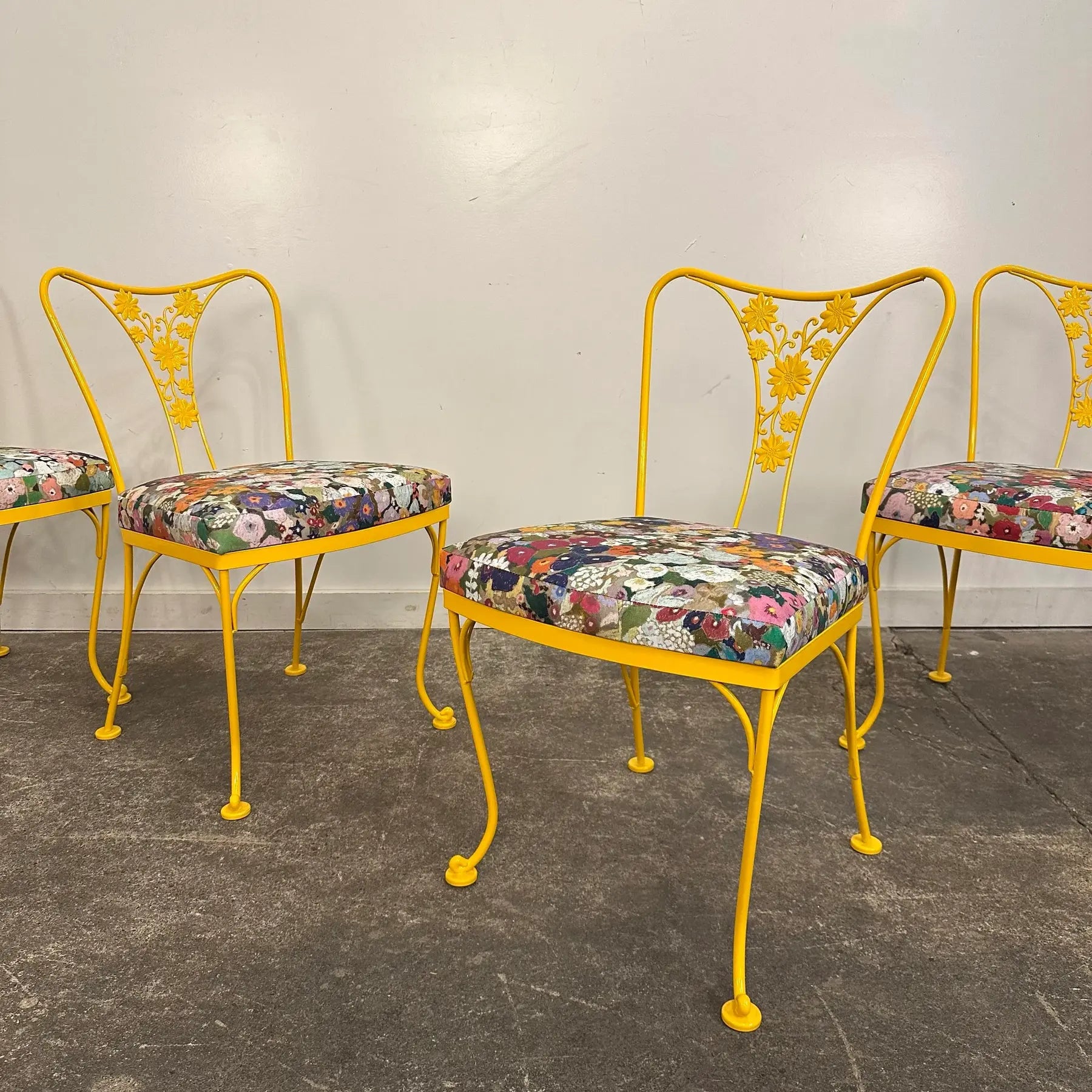 Mid 20th Century Russell Woodard Attributed Daisy Pattern Patio Dining Chairs Recovered in Hollyhocks Outdoor Fabric - Set of 4