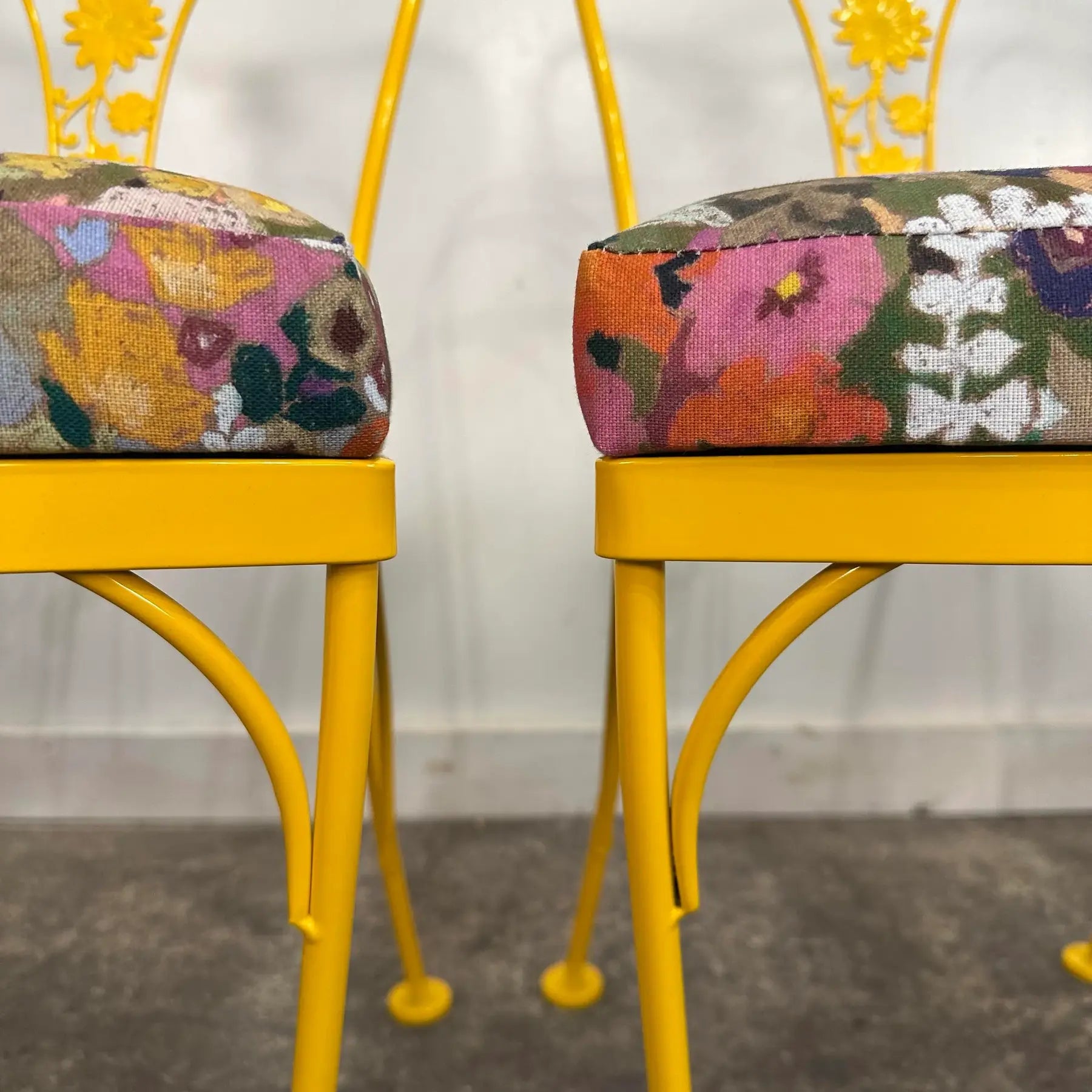Mid 20th Century Russell Woodard Attributed Daisy Pattern Patio Dining Chairs Recovered in Hollyhocks Outdoor Fabric - Set of 4