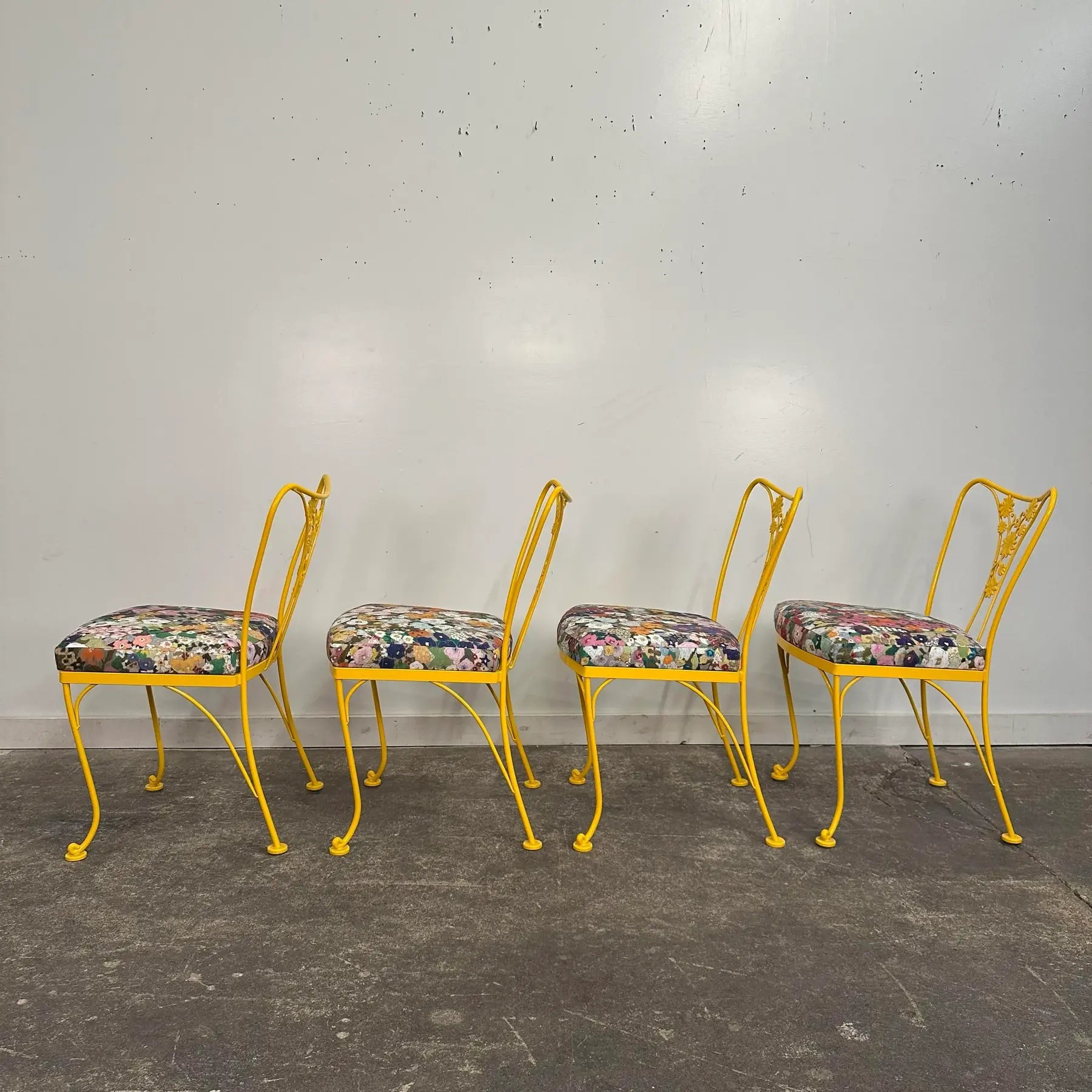 Mid 20th Century Russell Woodard Attributed Daisy Pattern Patio Dining Chairs Recovered in Hollyhocks Outdoor Fabric - Set of 4