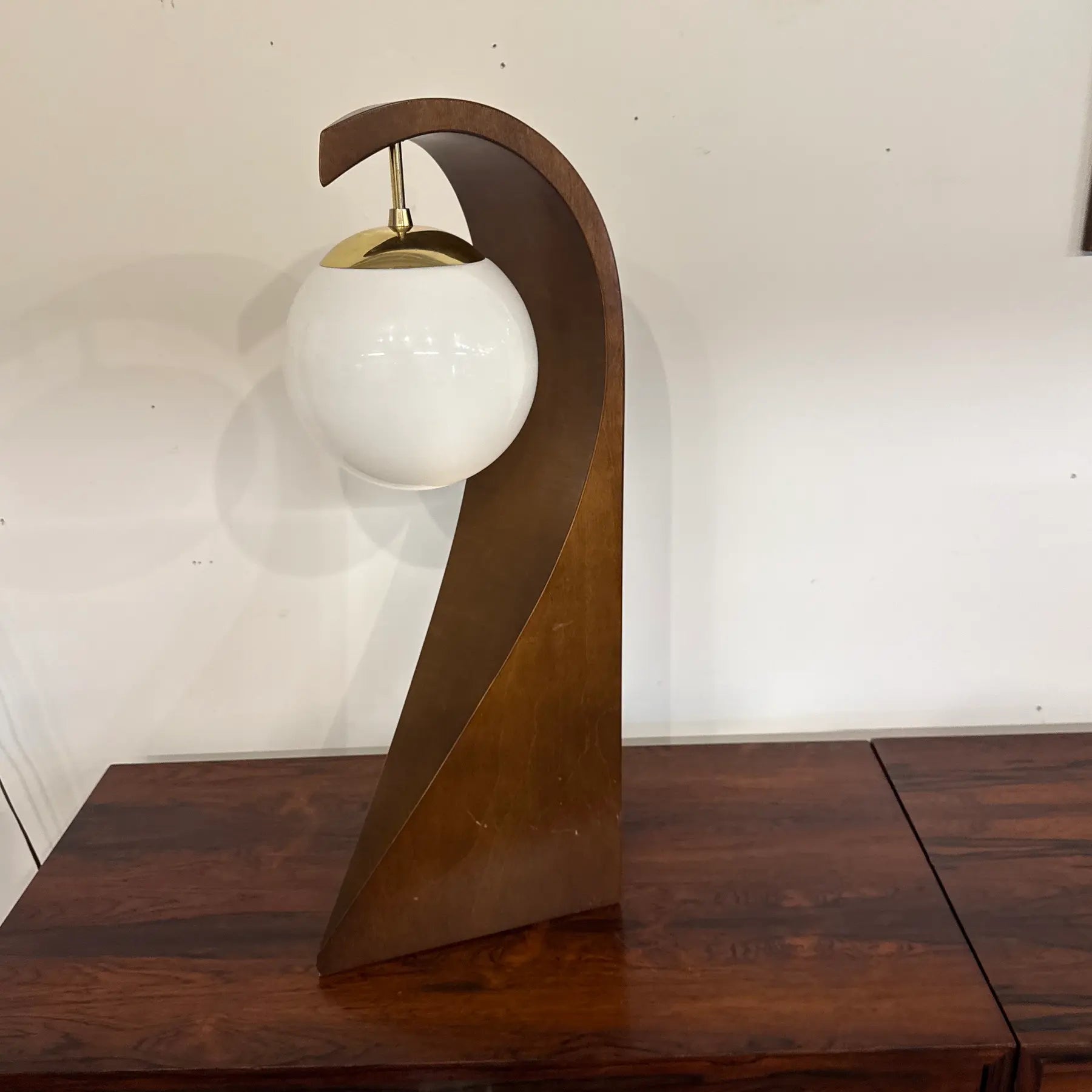 Mid Century Modern Modeline Wave Table Lamp in Walnut and Brass