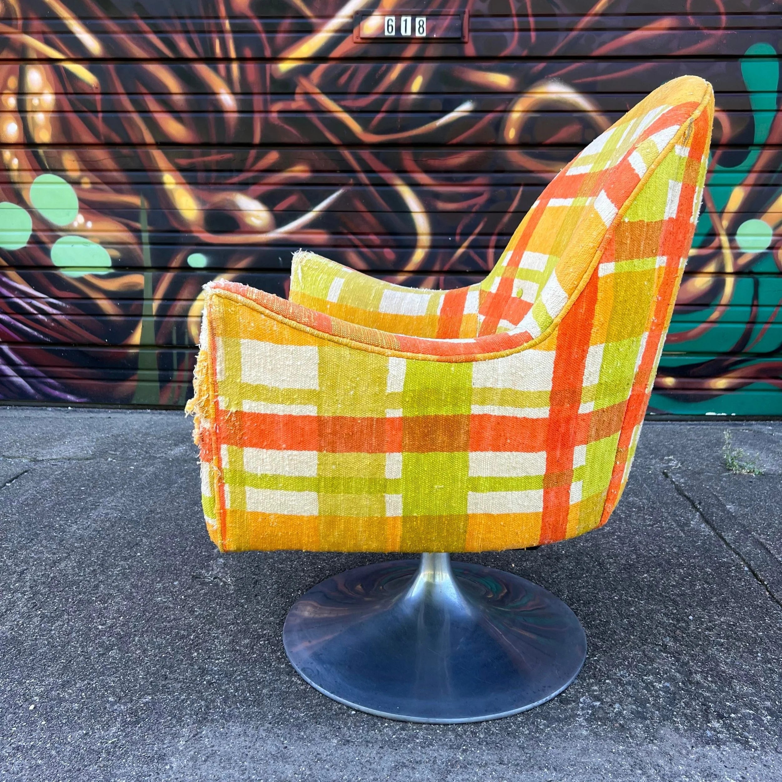 Tulip Base Mid Century Swivel Chair